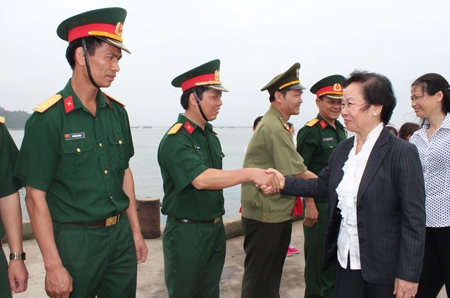 អនុប្រធានរដ្ឋ  Nguyen Thi Doan អញ្ចើញ ទៅទស្សនា និងបំពេញការងារនៅស្រុកកោះ Co To ខេ